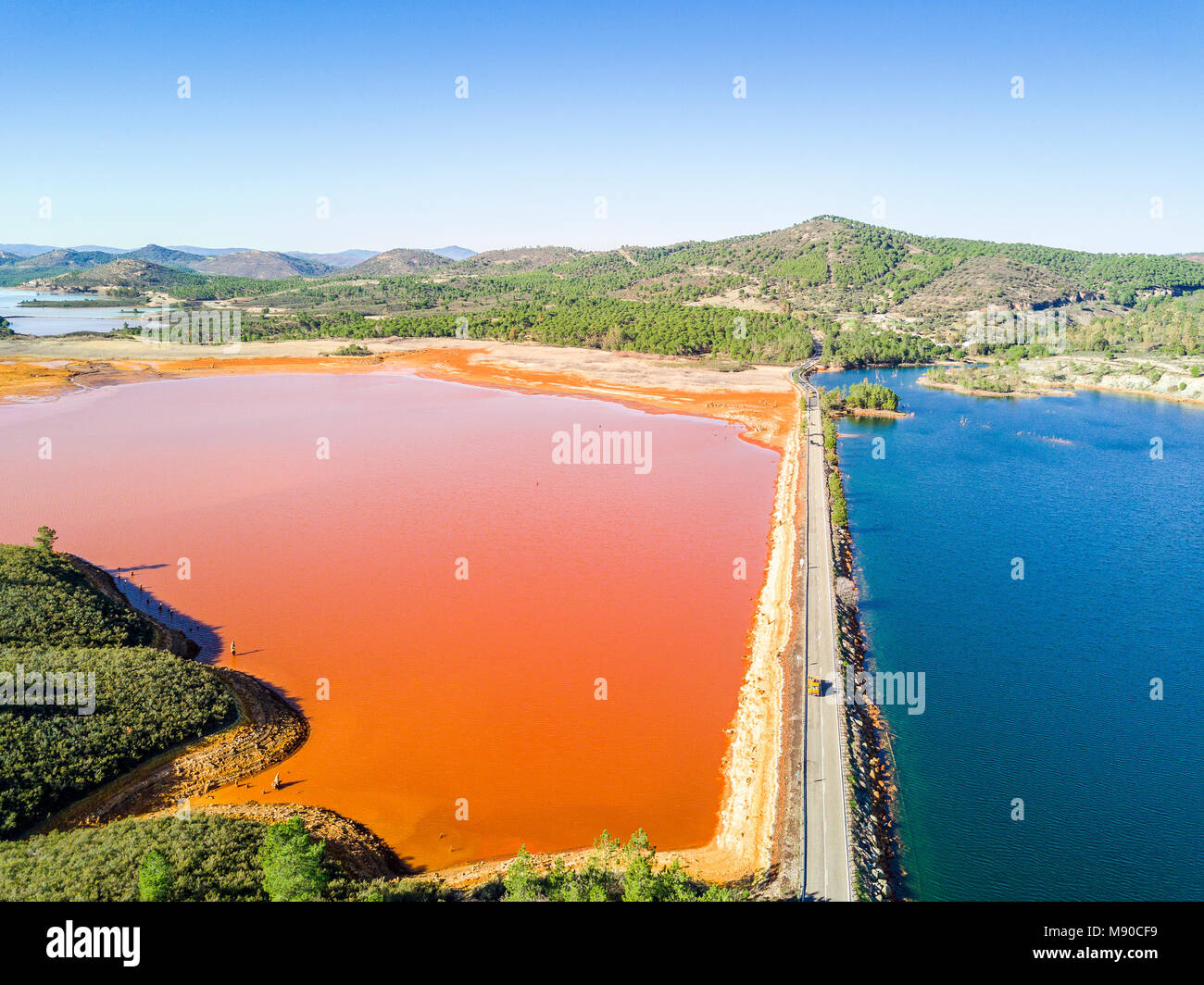 Paysage aérien de bleu et orangel lacs de Minas de Riotinto, Andalousie, Espagne Banque D'Images