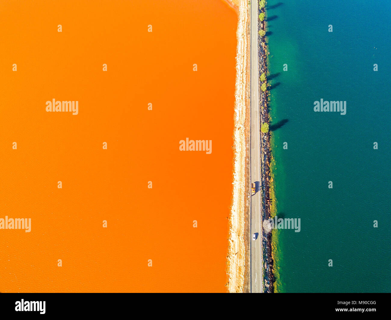 Route incroyable entre le lac bleu et orange en Minas de Riotinto, Andalousie, Espagne Banque D'Images