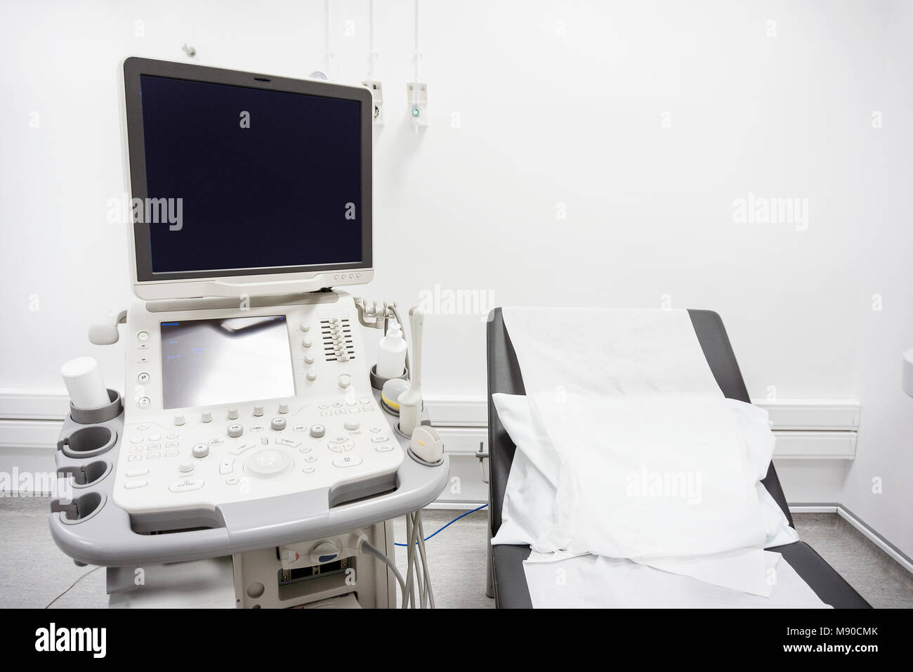 Lit noir et blanc oreiller à côté de l'échographie en chambre d'hôpital blanche Banque D'Images