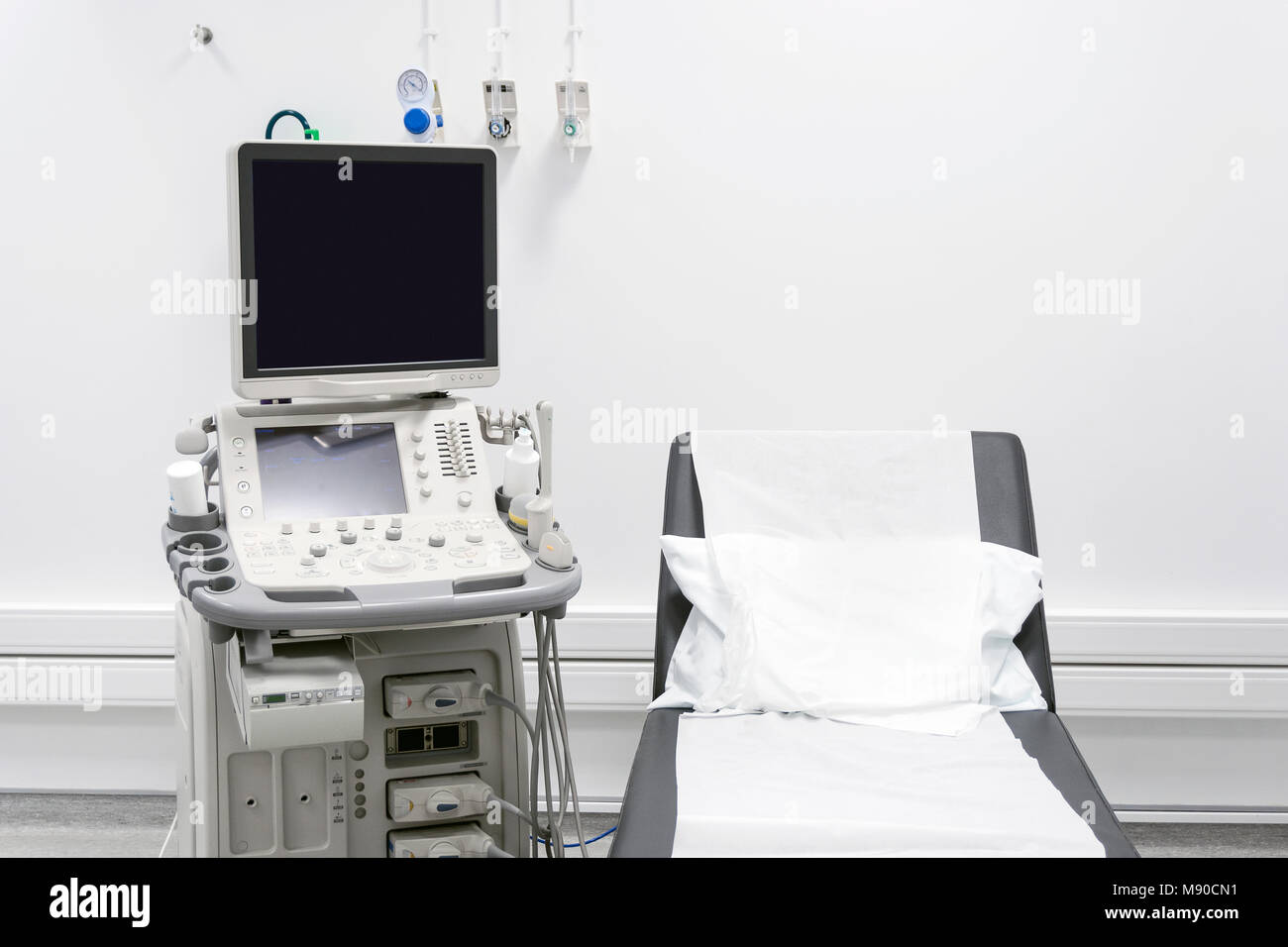 Lit noir et blanc oreiller à côté de l'échographie en chambre d'hôpital blanche Banque D'Images
