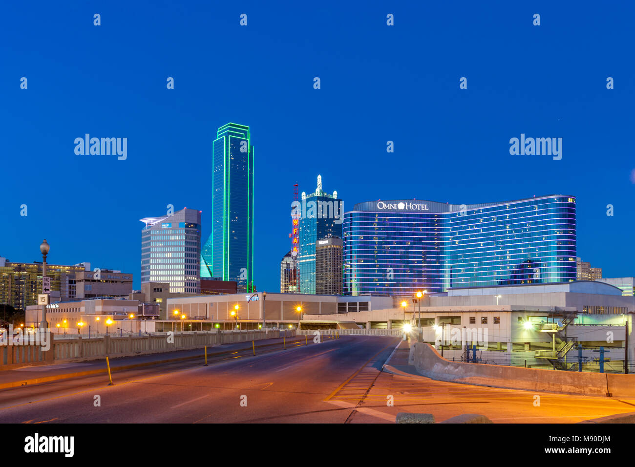 DALLAS, TX - 10 décembre 2017 - Centre-ville de Dallas skyline at night avec verre lumineux bâtiments vus de Houston Street Banque D'Images