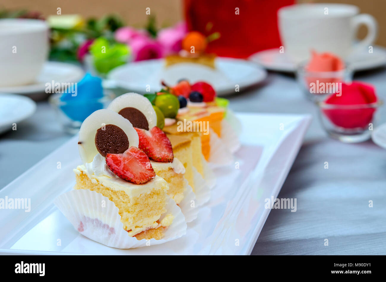 Délicieux gâteau sur la plaque sur la table Banque D'Images