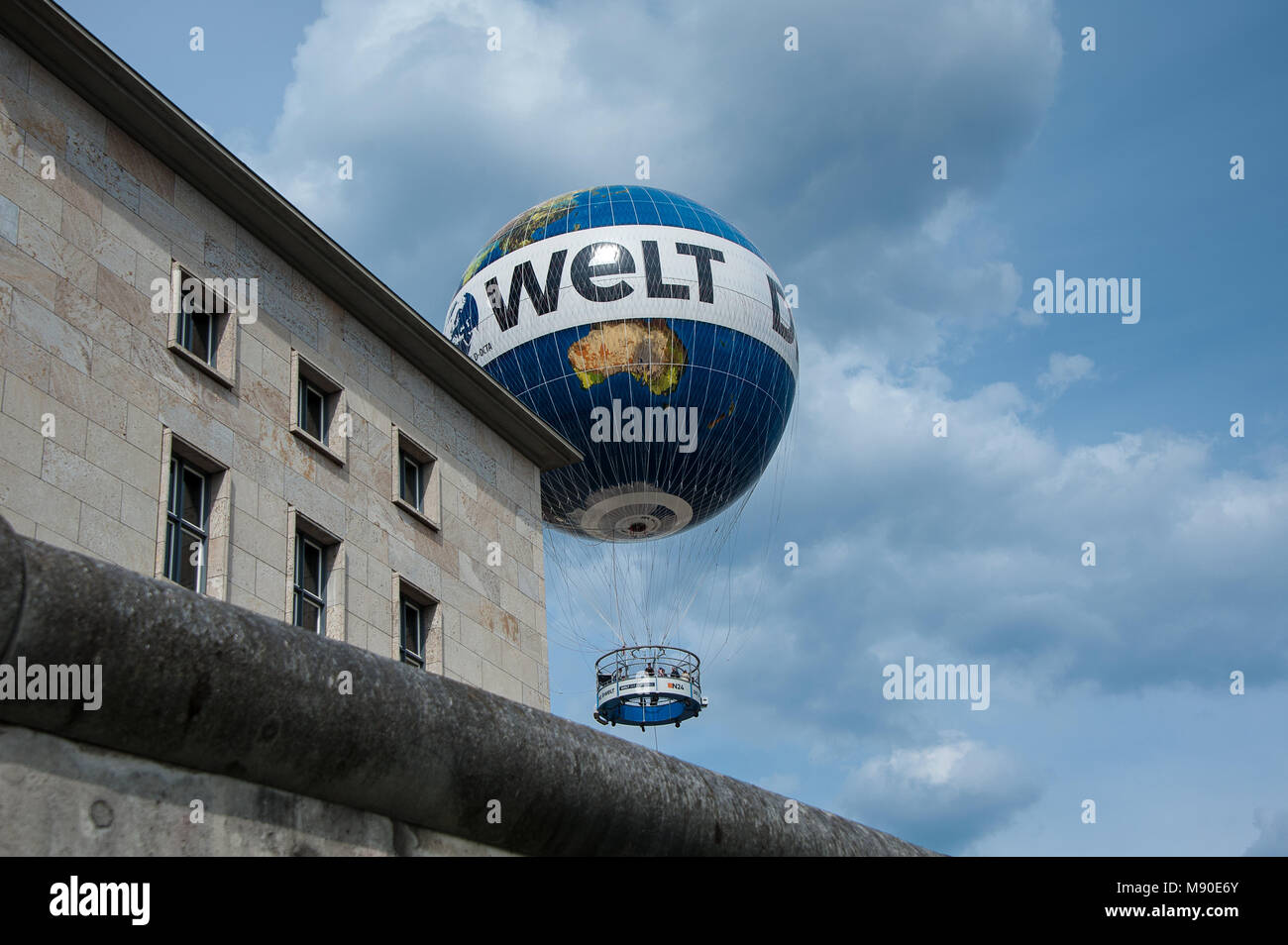 Le Berliner Weltballon Hiflyer (publicité) 'Die Welt' avec panier aéroporté journal de passagers. Vue le long du mur de Berlin Banque D'Images