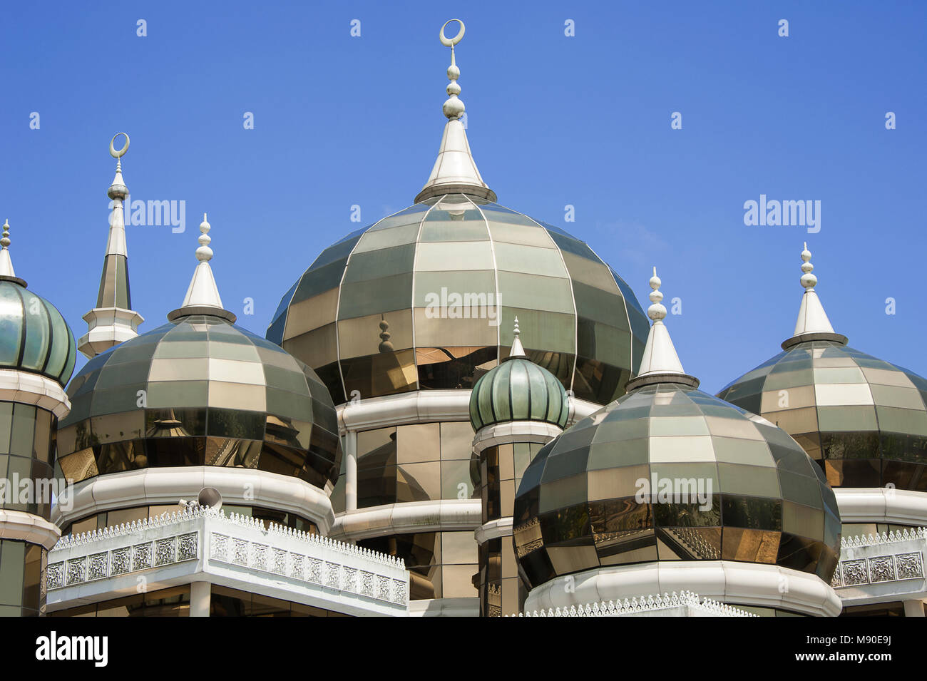 La mosquée de Cristal (Masjid Kristal) dans Koala Terengganu, Malaisie. Les minarets d'or fait d'acier et de verre, étincelle dans le soleil contre un ciel bleu Banque D'Images