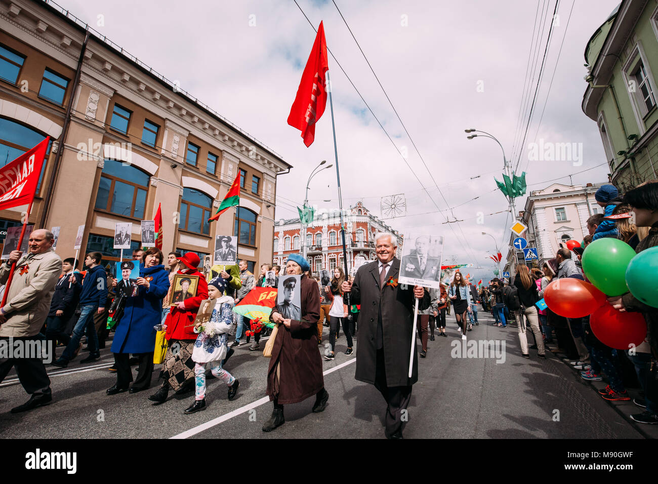 Gomel, Bélarus. Régiment d'immortelle à mars Action Procession défilé de personnes âgées avec Portreits de WW2 Héros. La célébration du Jour de la Victoire annuelle 9 M Banque D'Images