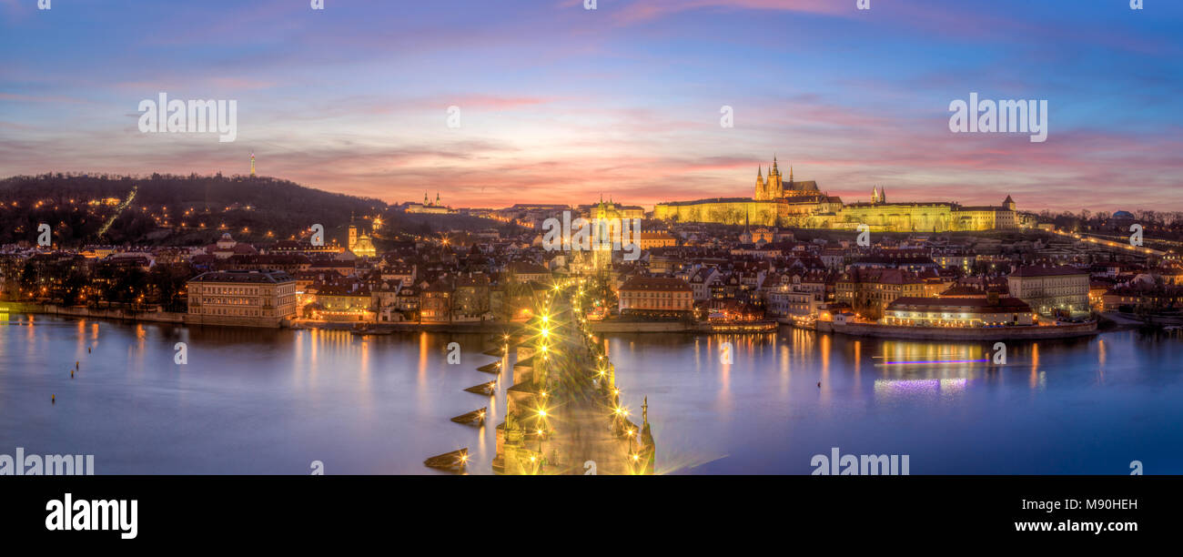 Le Château de Prague et le Pont Charles Banque D'Images