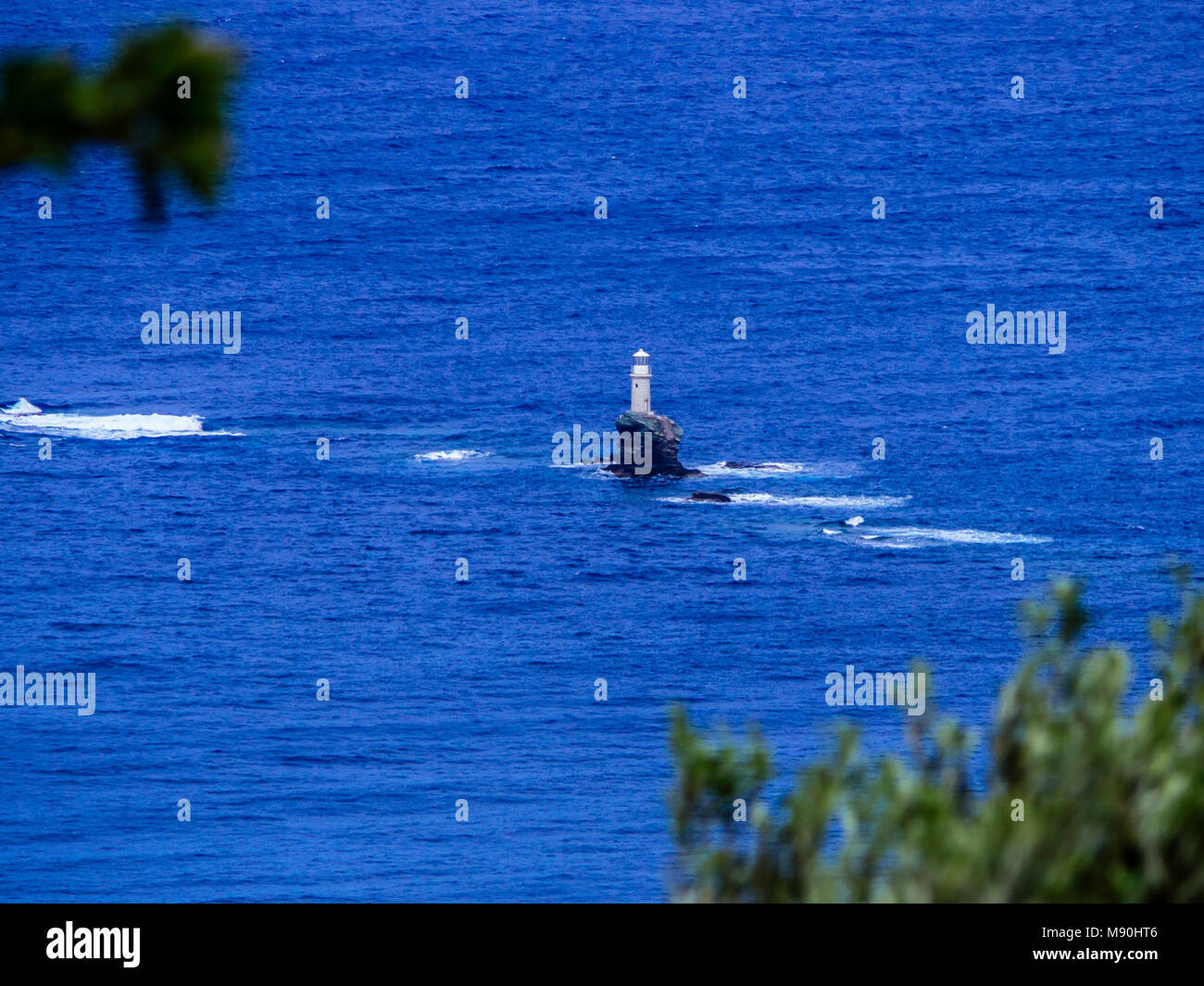 Le phare de l'île Andros blanc, dans les Cyclades, Grèce Banque D'Images