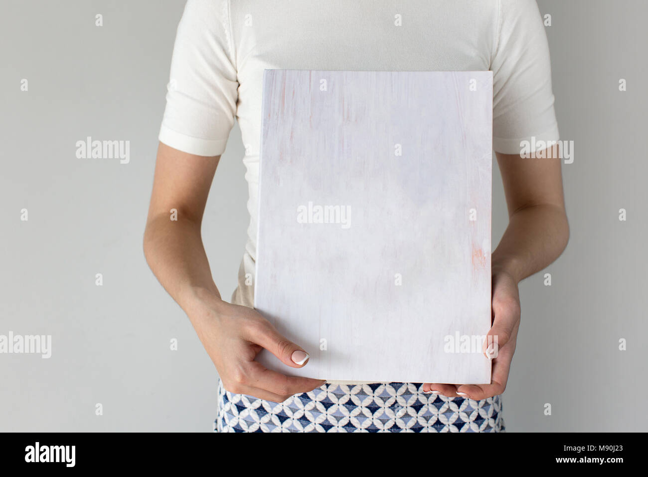 Femme holding white paper folder closeup Banque D'Images