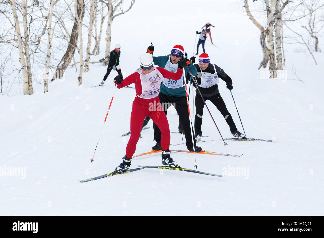 La péninsule du Kamtchatka : skieurs s'exécutant sur la piste de ski d'hiver en forêt. Masse de toute la compétition de ski - Piste de ski de la Russie. Banque D'Images