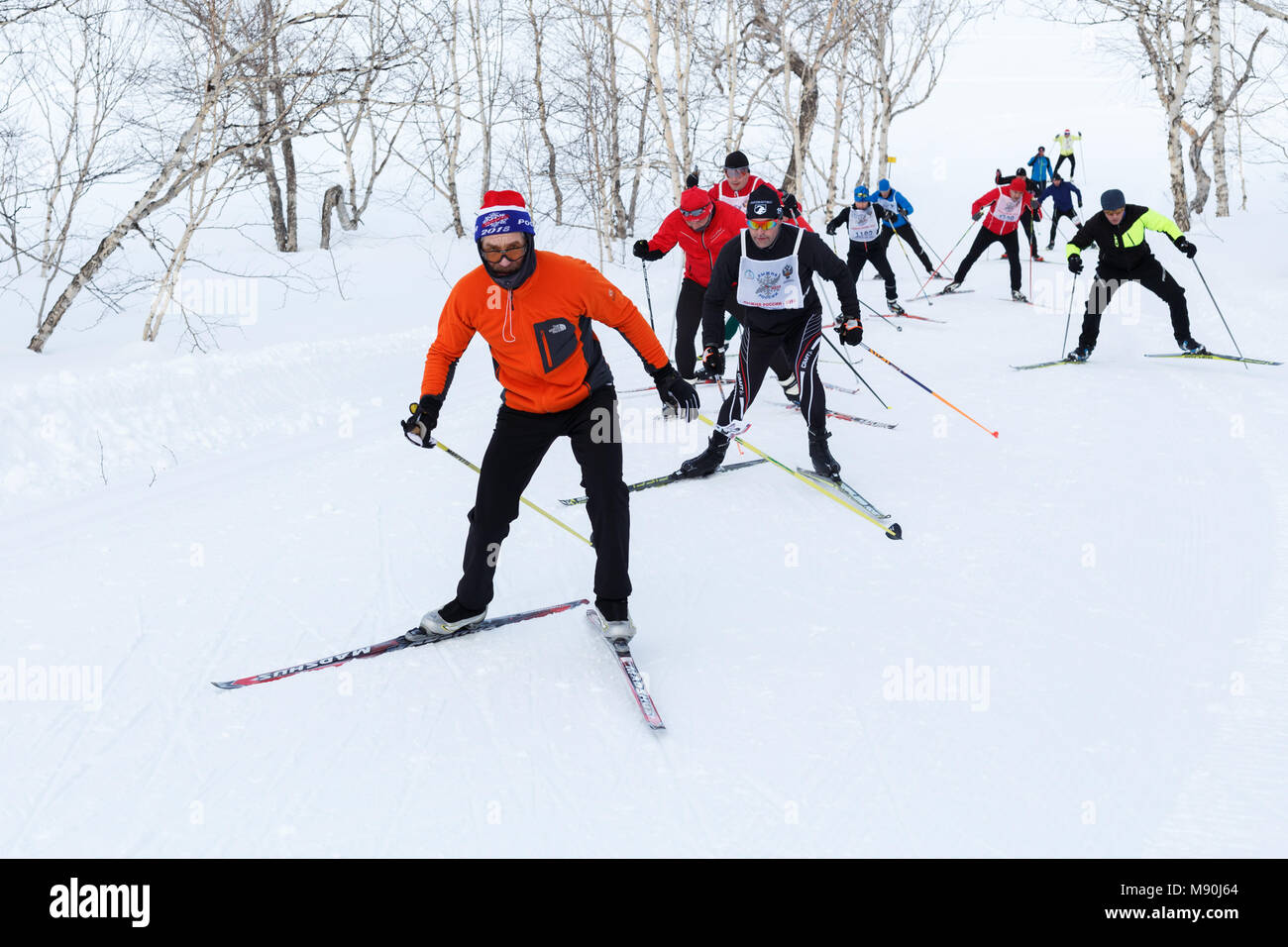 La péninsule du Kamtchatka : skieurs s'exécutant sur la piste de ski d'hiver en forêt. Masse de toute la compétition de ski - Piste de ski de la Russie. Banque D'Images