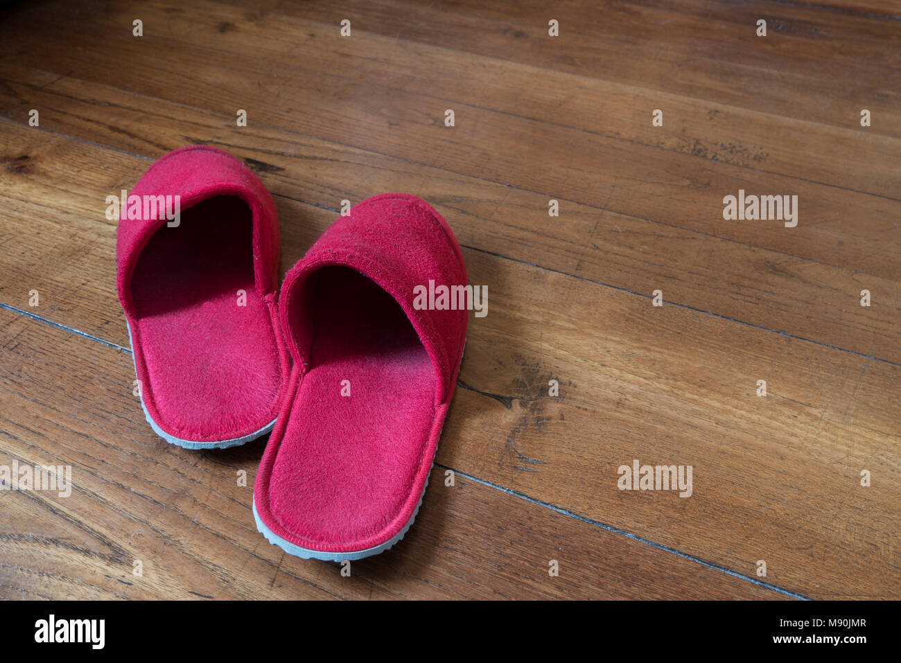 Nouvelles Chaussons Jetables De Couple Sur Le Plancher En Bois Photo stock  - Image du effondrements, piquer: 173689292