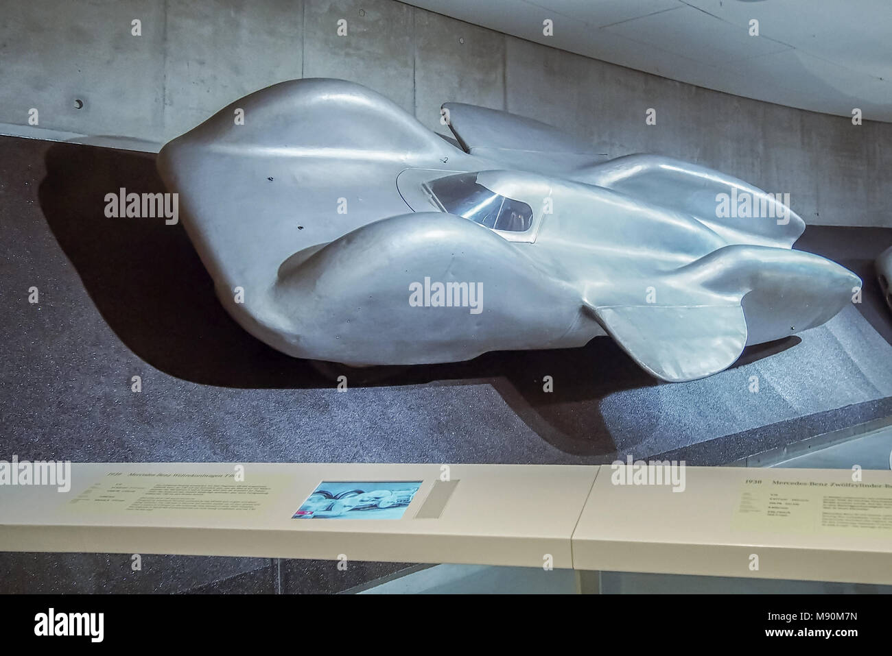 STUTTGART, ALLEMAGNE, LE 7 AVRIL, 2017 : 1939 Mercedes-Benz T 80 voiture de record mondial dans le musée Mercedes. La voiture a été conçu par Ferdinand Porsche Banque D'Images