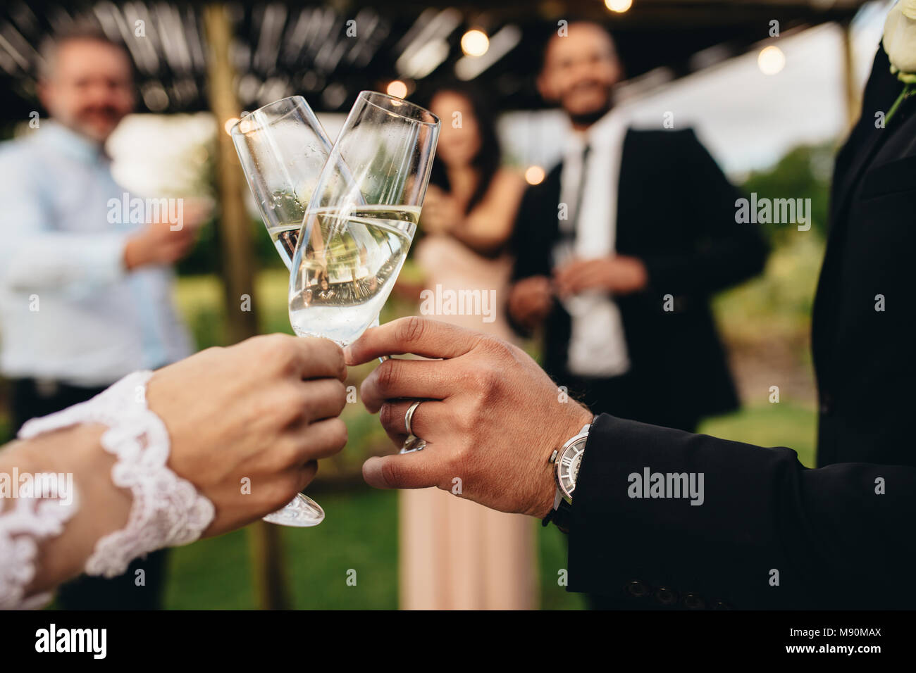 Close up de nouveau marié couple toasting with champagne lunettes à la fête de mariage. Mariée et le marié mains clinking glasses à réception de mariage. Banque D'Images Close up de nouveau marié couple toasting with champagne lunettes à la fête de mariage. Mariée et le marié mains clinking glasses à réception de mariage. Banque D'Images