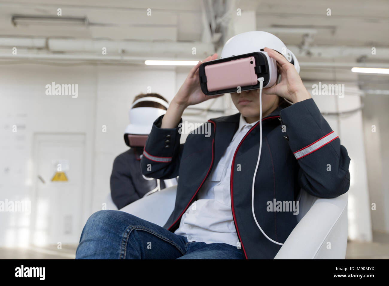 Jeune femme et homme en casque VR-indoores Banque D'Images