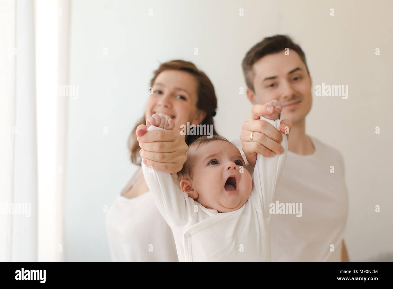 Cheerful couple holding bébé Banque D'Images