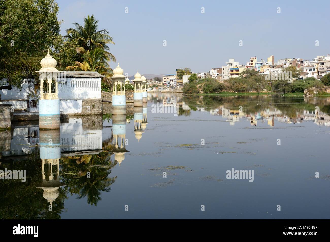 Ville d'Udaipur La Ville de lacs reflète dans le lac Pichola Udaipur Inde Rajashan Banque D'Images