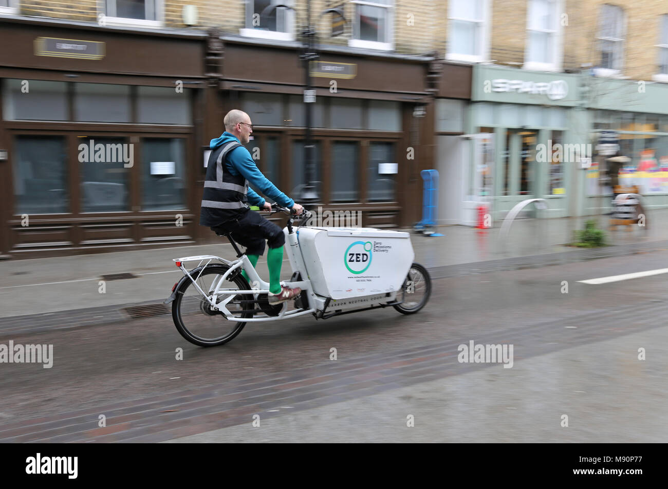 Un cavalier d'une société de livraison zéro émission utilise un vélo cargo de distribuer des marchandises à Walthamstow, au nord de Londres. Banque D'Images