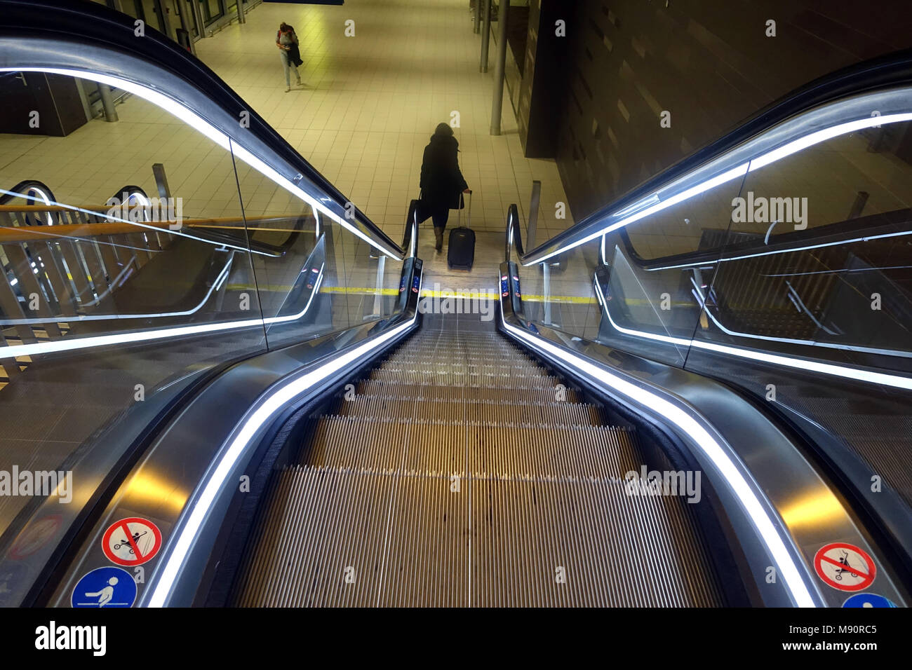L'aéroport Roissy Charles de Gaulle. Escalator. La France. Banque D'Images