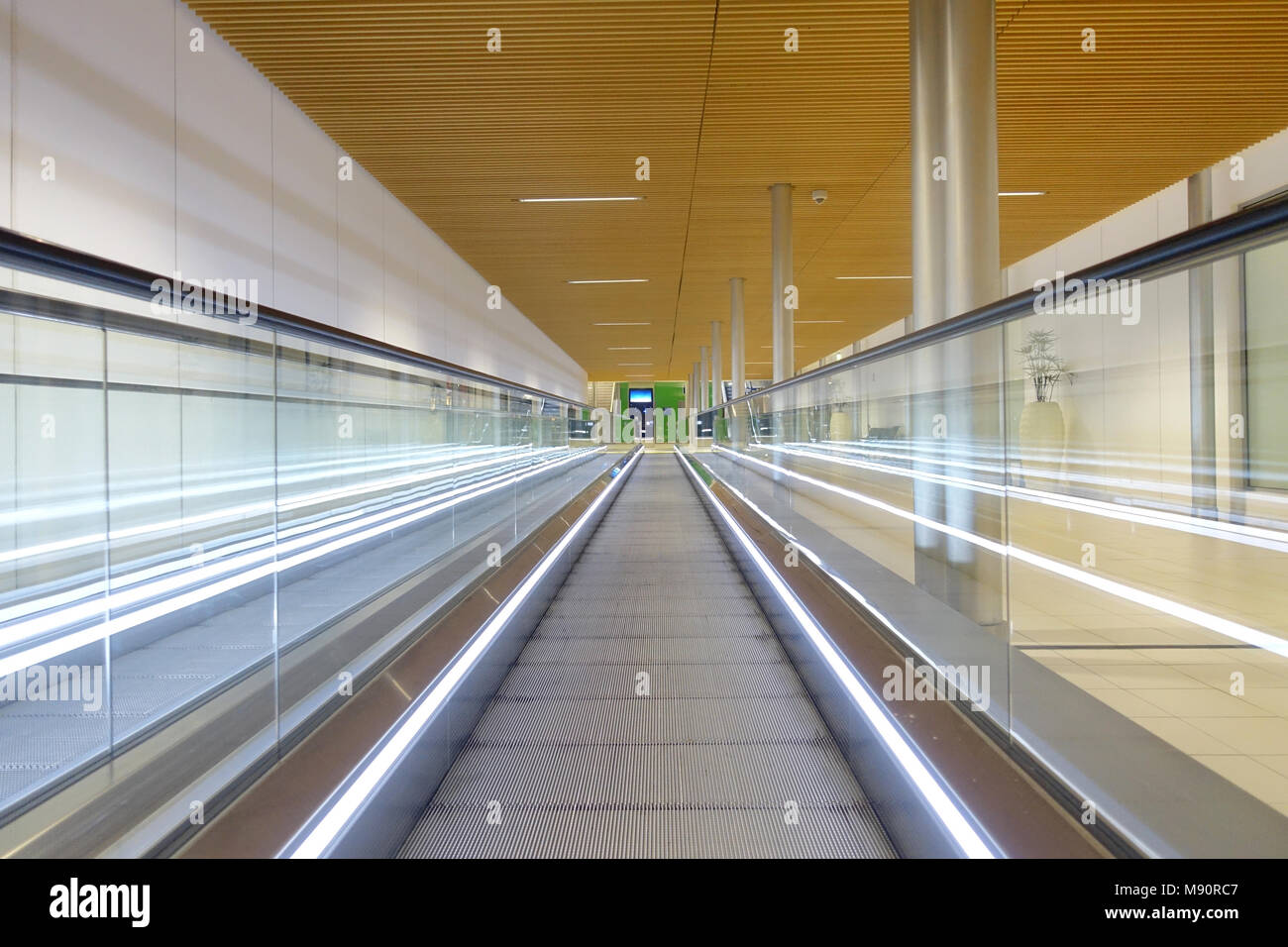 L'aéroport Roissy Charles de Gaulle. Escalator. La France. Banque D'Images