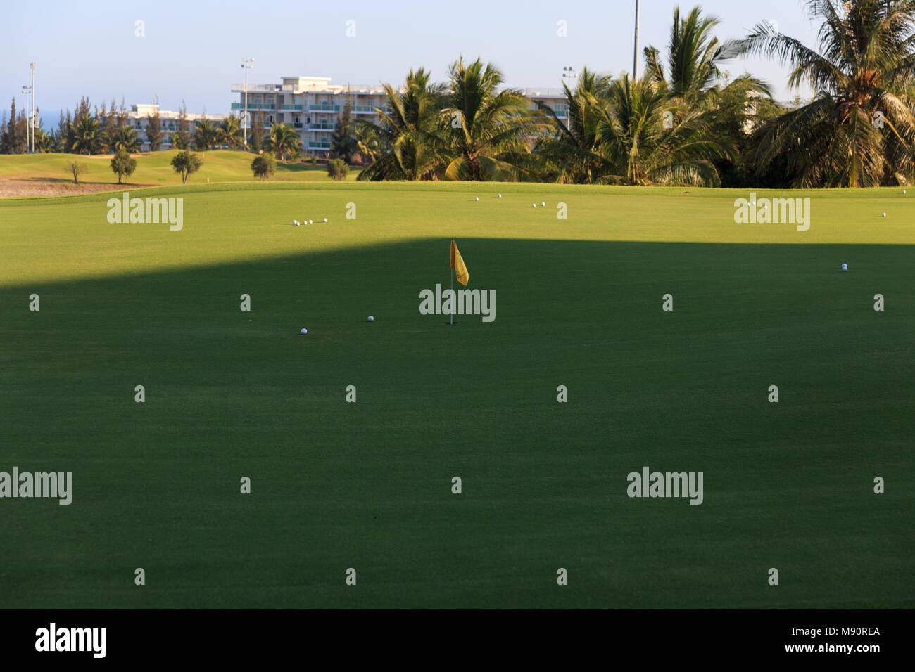 Magnifique parcours de golf à côté de l'océan au coucher du soleil, heure du lever. Mui Ne, Vietnam Banque D'Images