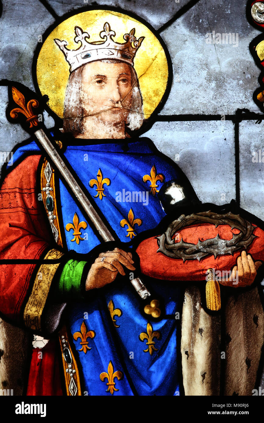 Église Saint Fargeau. Vitrail. Louis IX de France avec couronne d'épines. La France. Banque D'Images