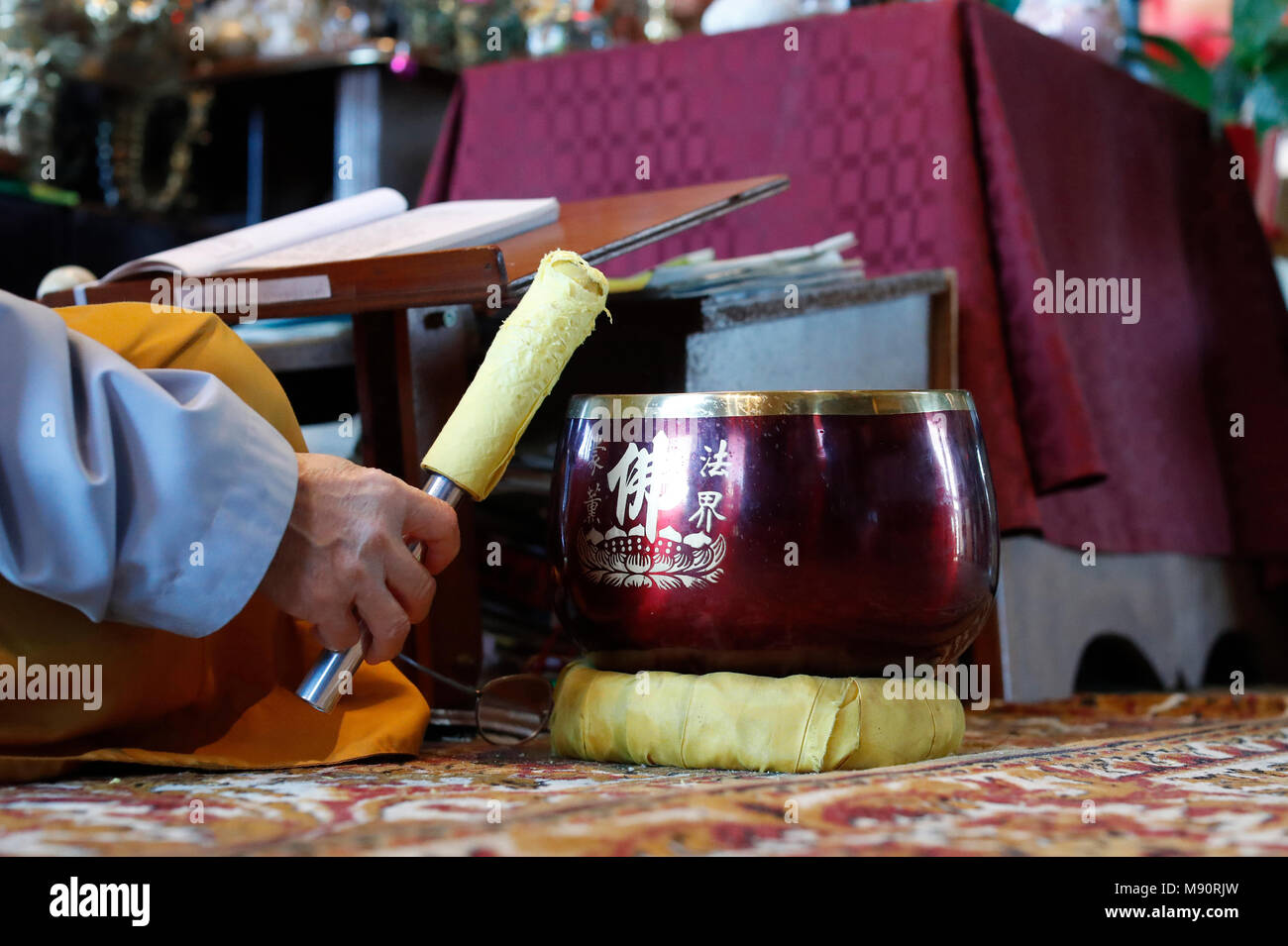 Tu un temple bouddhiste. Moine au cérémonie bouddhiste. Bol chantant. Banque D'Images