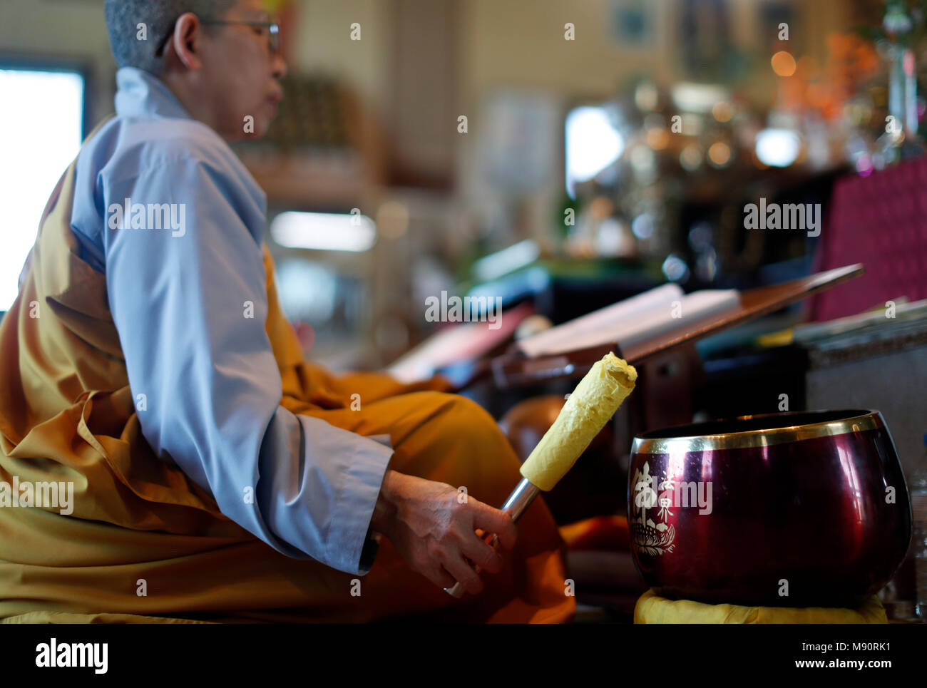 Tu un temple bouddhiste. Moine au cérémonie bouddhiste. Bol chantant. Banque D'Images