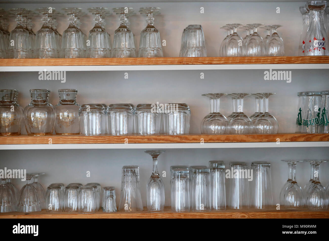 Différents verres empilés sur des étagères bar Photo Stock - Alamy
