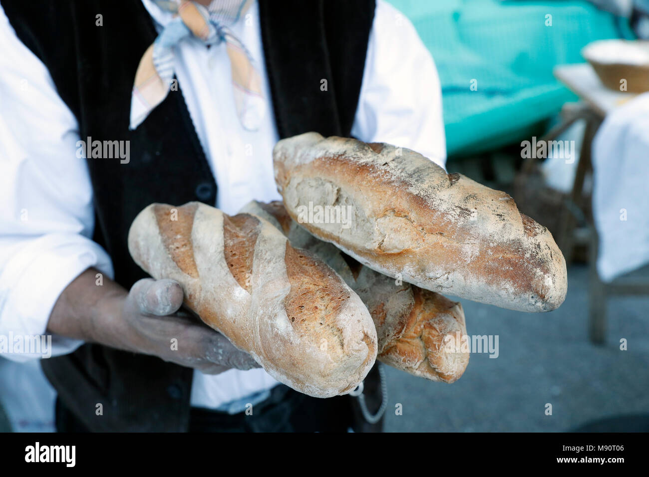 La foire agricole (Comice Agricole) de Saint-Gervais-les-Bains. Baker de faire du pain artisanal. Banque D'Images