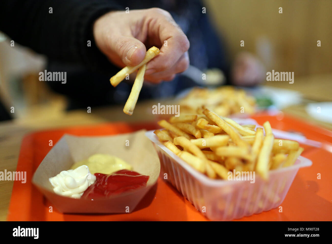 Les frites avec du ketchup, de la moutarde et de la mayonnaise. Banque D'Images