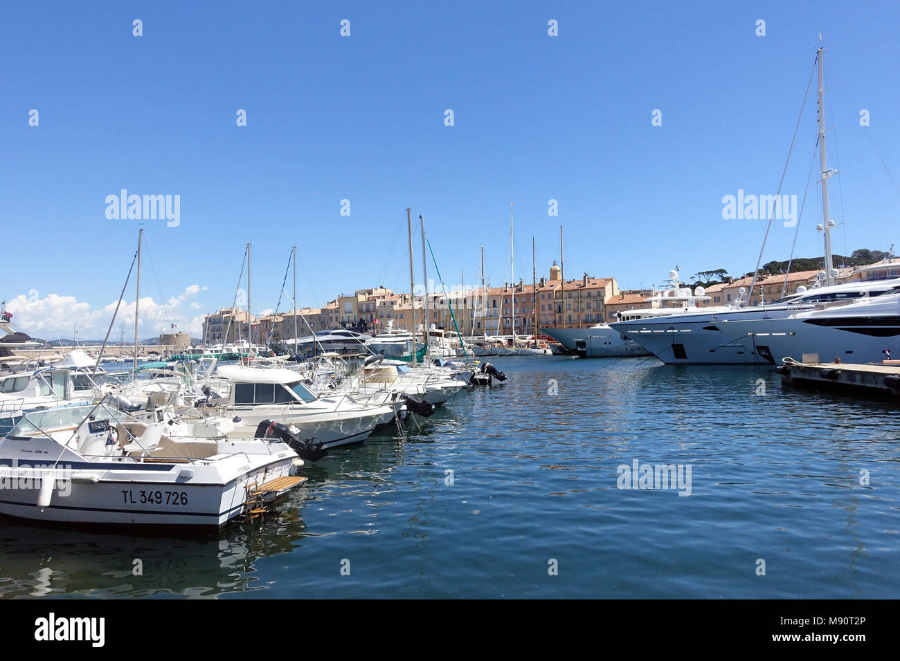 Des yachts de luxe dans le port de St Tropez. Banque D'Images Des yachts de luxe dans le port de St Tropez. Banque D'Images