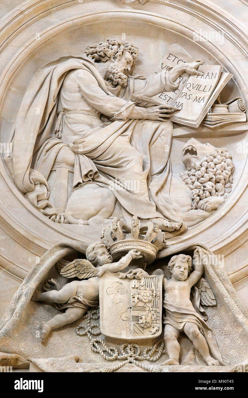Notre-Dame du Val-de-Grâce de l'église catholique, Paris, France. Chapelle du Saint Sacrement. Relief représentant St Mark écrit l'Évangile. Banque D'Images