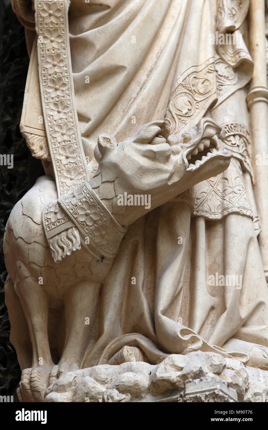 Cathédrale Notre-Dame, Rouen, France. Détail d'une statue représentant Saint Romain. Banque D'Images
