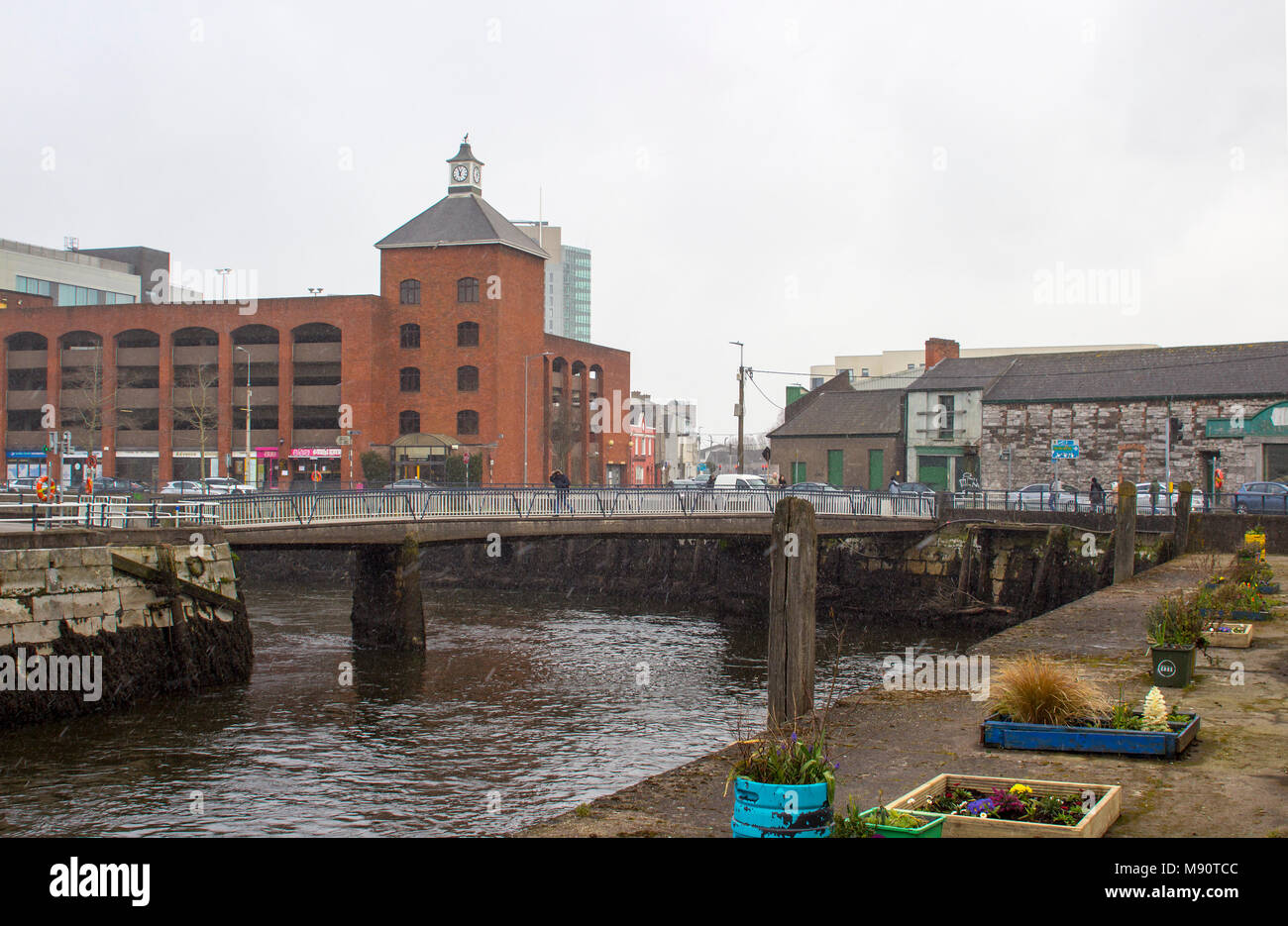 Certaines des rues étroites et une passerelle à Cork Irlande sur le Père Mathew Quay, le long de la rivière Lee qui traverse la ville Banque D'Images