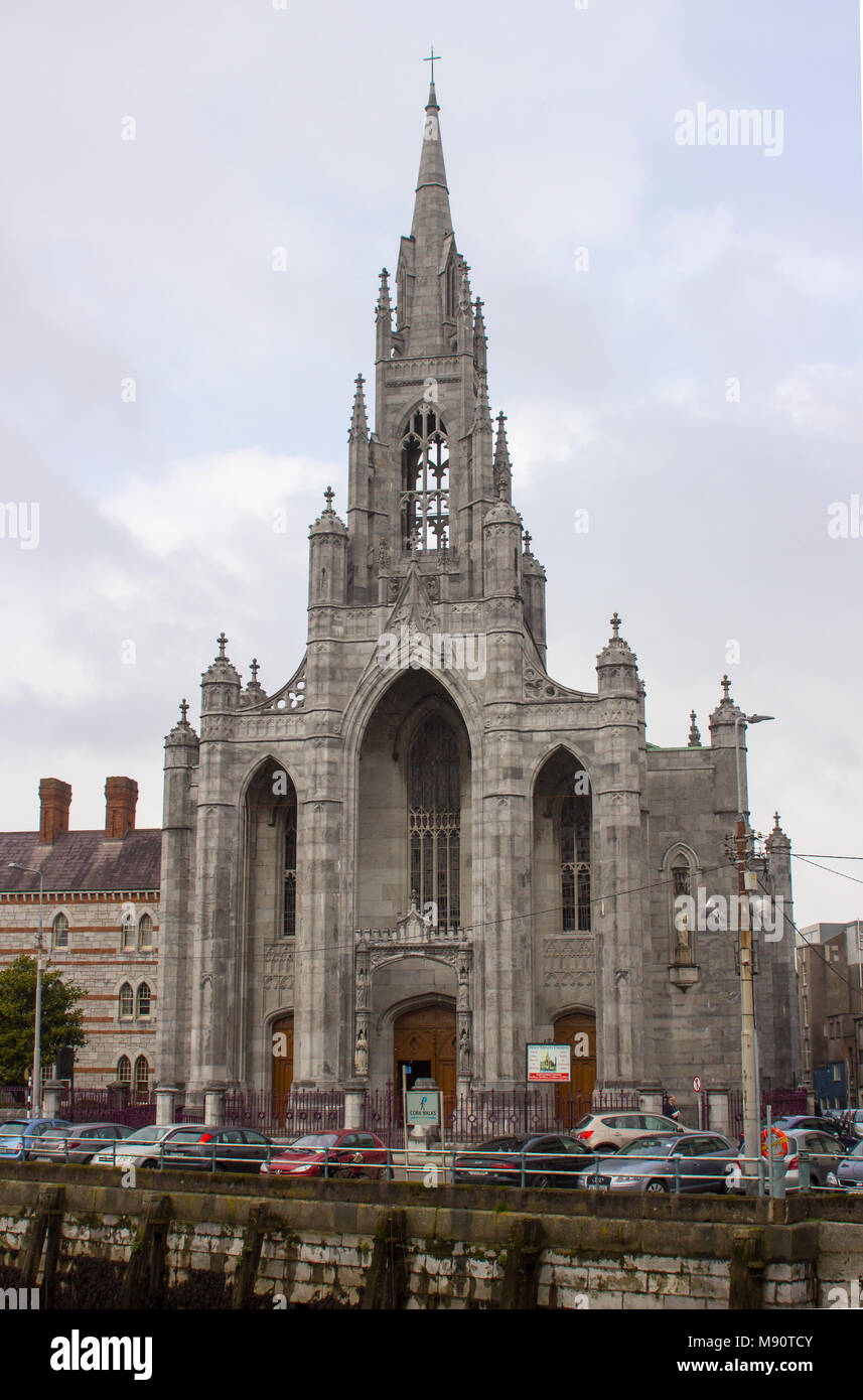 L'église Holy Trinity situé sur le Père Mathew Quay par la rivière Lee dans la ville de Cork, en Irlande, sur un après-midi neigeux Banque D'Images