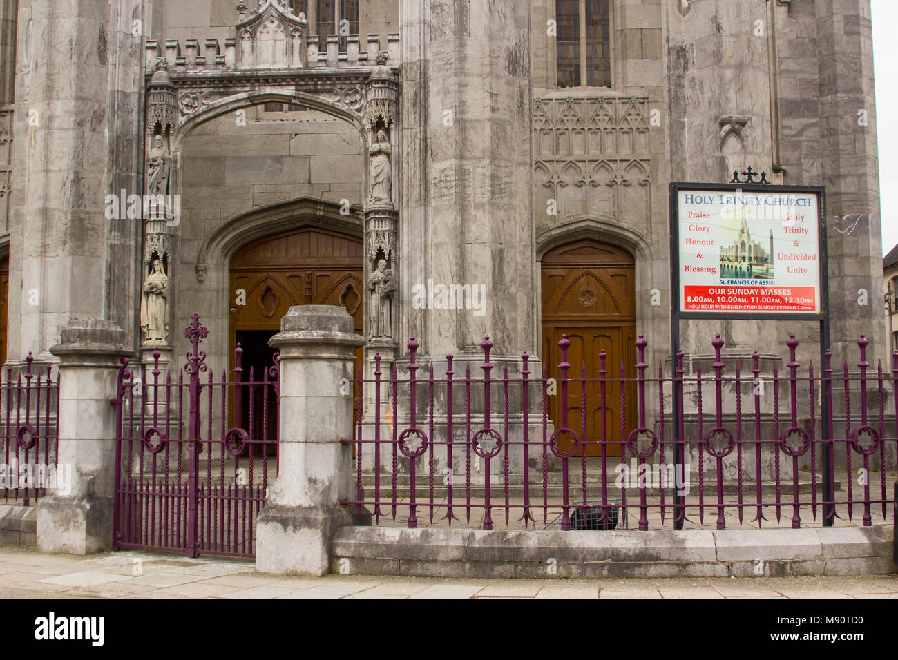 L'église Holy Trinity situé sur le Père Mathew Quay par la rivière Lee dans la ville de Cork, en Irlande, sur un après-midi neigeux Banque D'Images