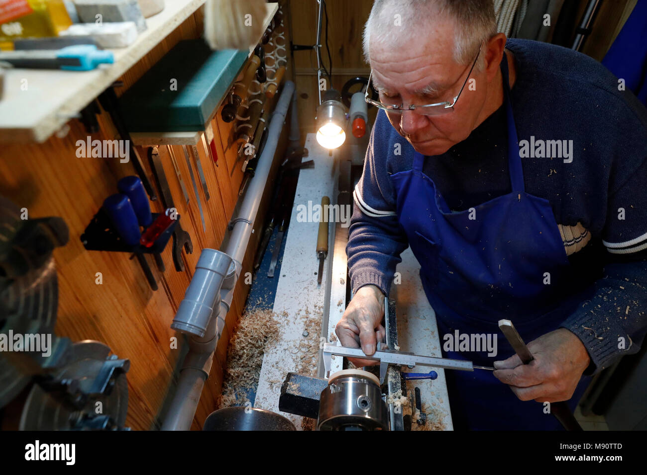L'homme travaillant sur un tour à bois. Banque D'Images