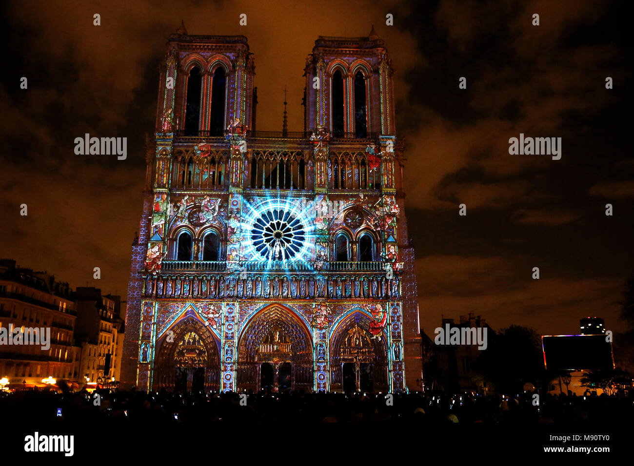 Spectacle son et lumière à la cathédrale Notre Dame de Paris, France. Banque D'Images