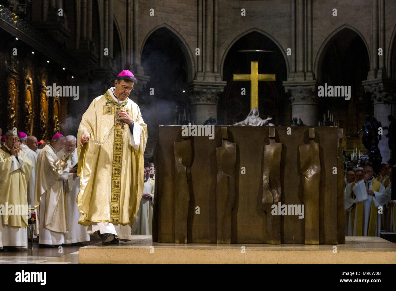 Paris, France. Michel Aupetit's première messe comme archevêque de Paris à Notre Dame de Paris, France. Banque D'Images