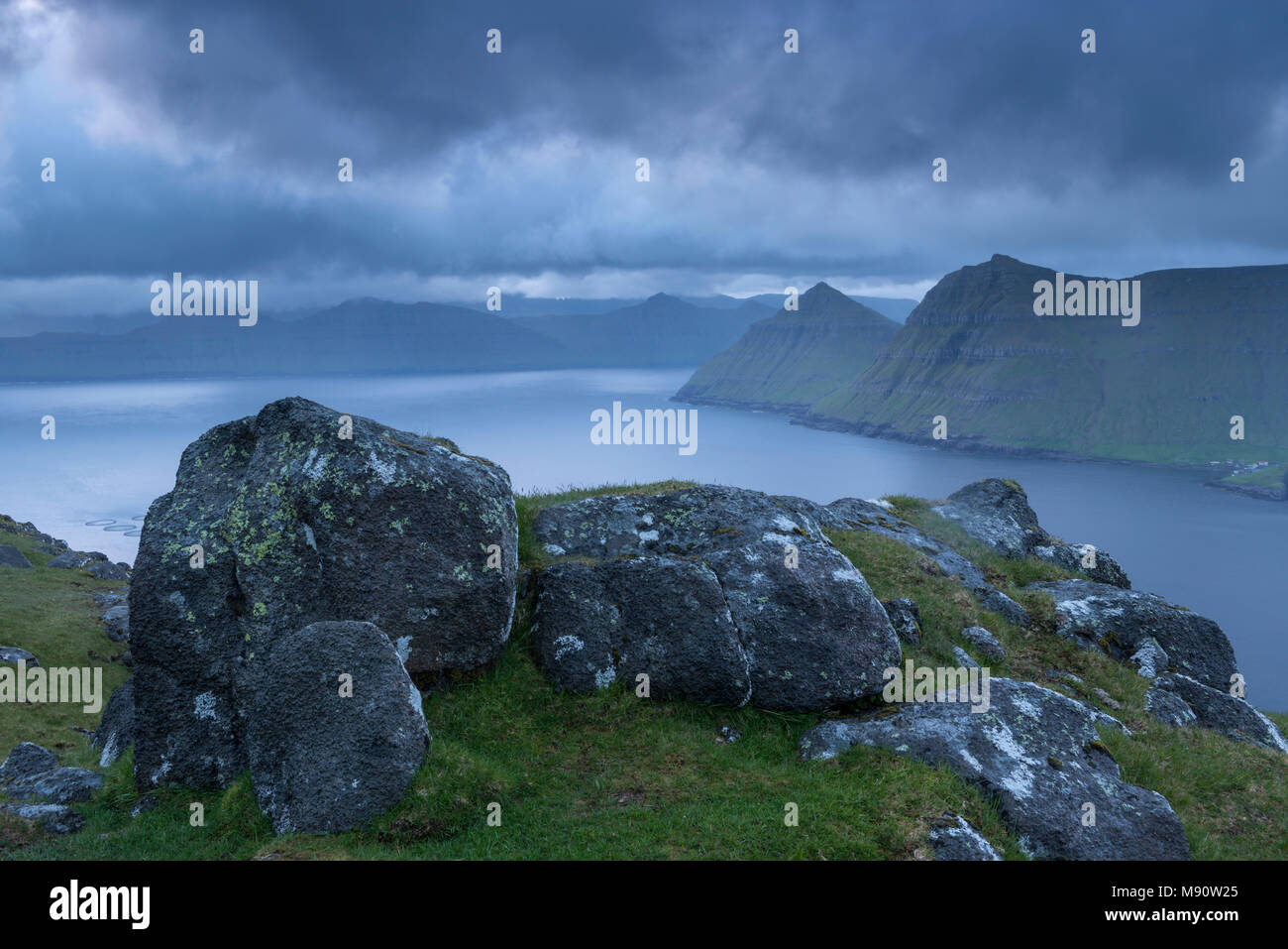 Ciel orageux plus Funningsfjørdur à l'aube, Eysturoy, îles Féroé, Danemark. En été (juin) 2017. Banque D'Images