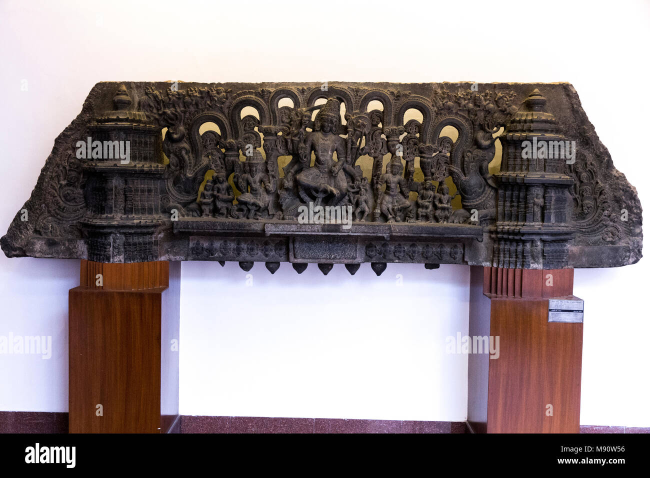 Musée national de l'Inde, Delhi. Linteau montrant trinity (Brahma, Vishnu et Shiva). Kakatiya, 12ème siècle A.D. Warangal, Andhra Pradesh. Pierre. Toute information Banque D'Images
