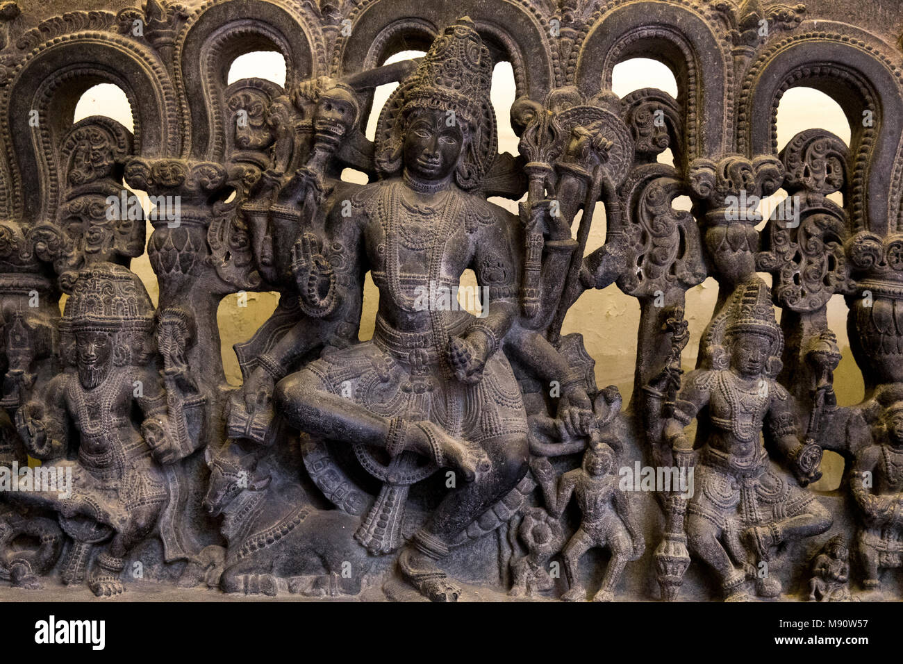 Musée national de l'Inde, Delhi. Linteau montrant trinity (Brahma, Vishnu et Shiva). Kakatiya, 12ème siècle A.D. Warangal, Andhra Pradesh. Pierre. Toute information Banque D'Images