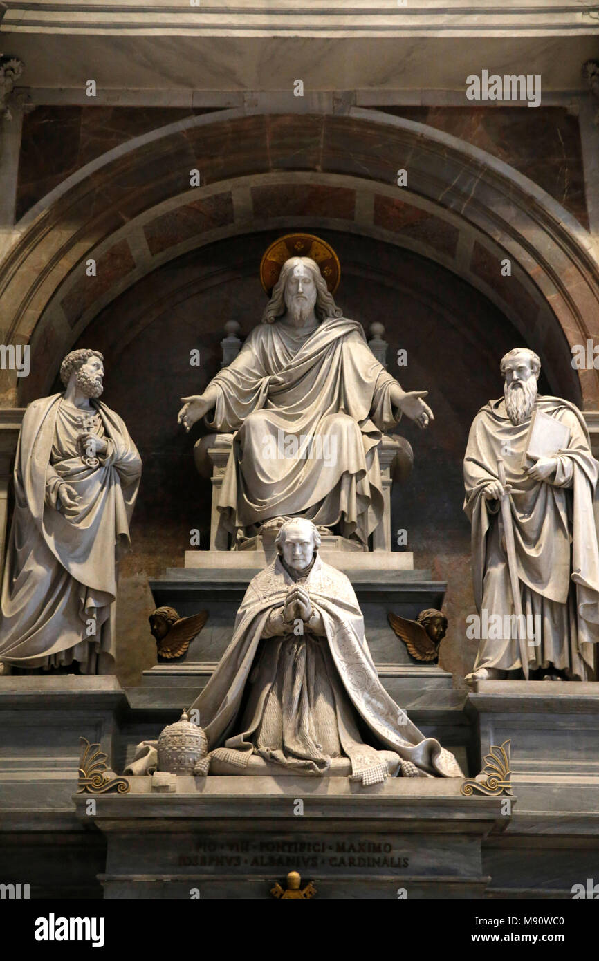Des statues dans la basilique Saint Pierre, Rome. Monument au Pape Pie VIII. L'Italie. Banque D'Images