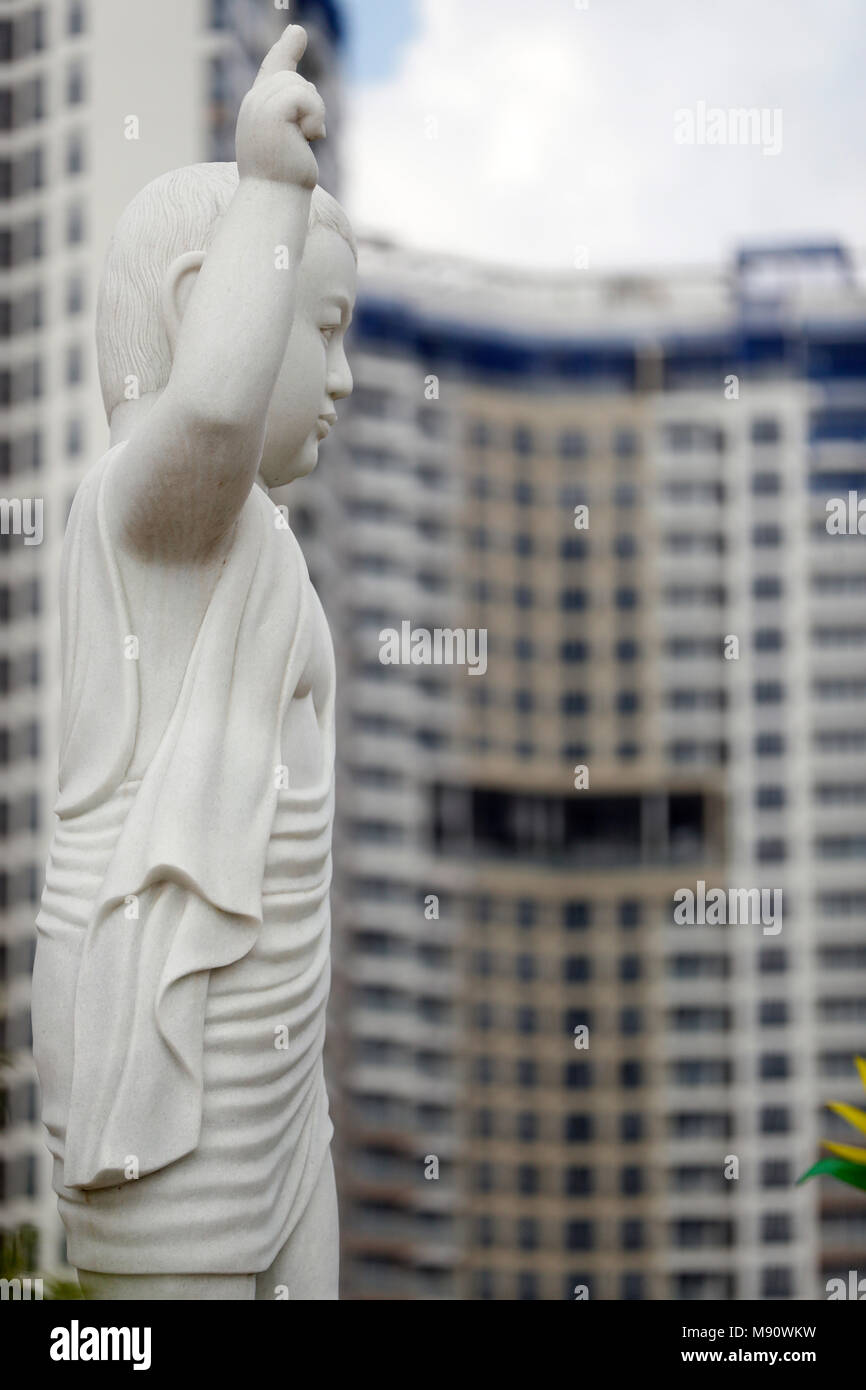 Minh Dang Quang temple bouddhiste. Statue de Bouddha garçon avec des oreilles, chauve et un doigt pointant vers le ciel. Ho Chi Minh ville. Le Vietnam. Banque D'Images