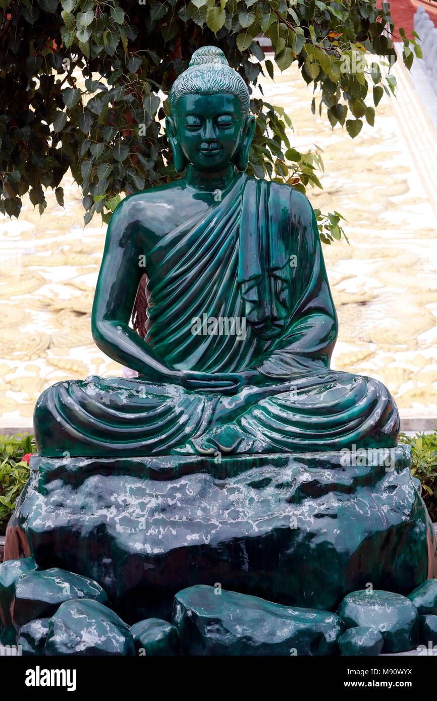 Chua Ho Quoc pagoda. Bouddha assis statue de jade. Phu Quoc. Le Vietnam. Banque D'Images