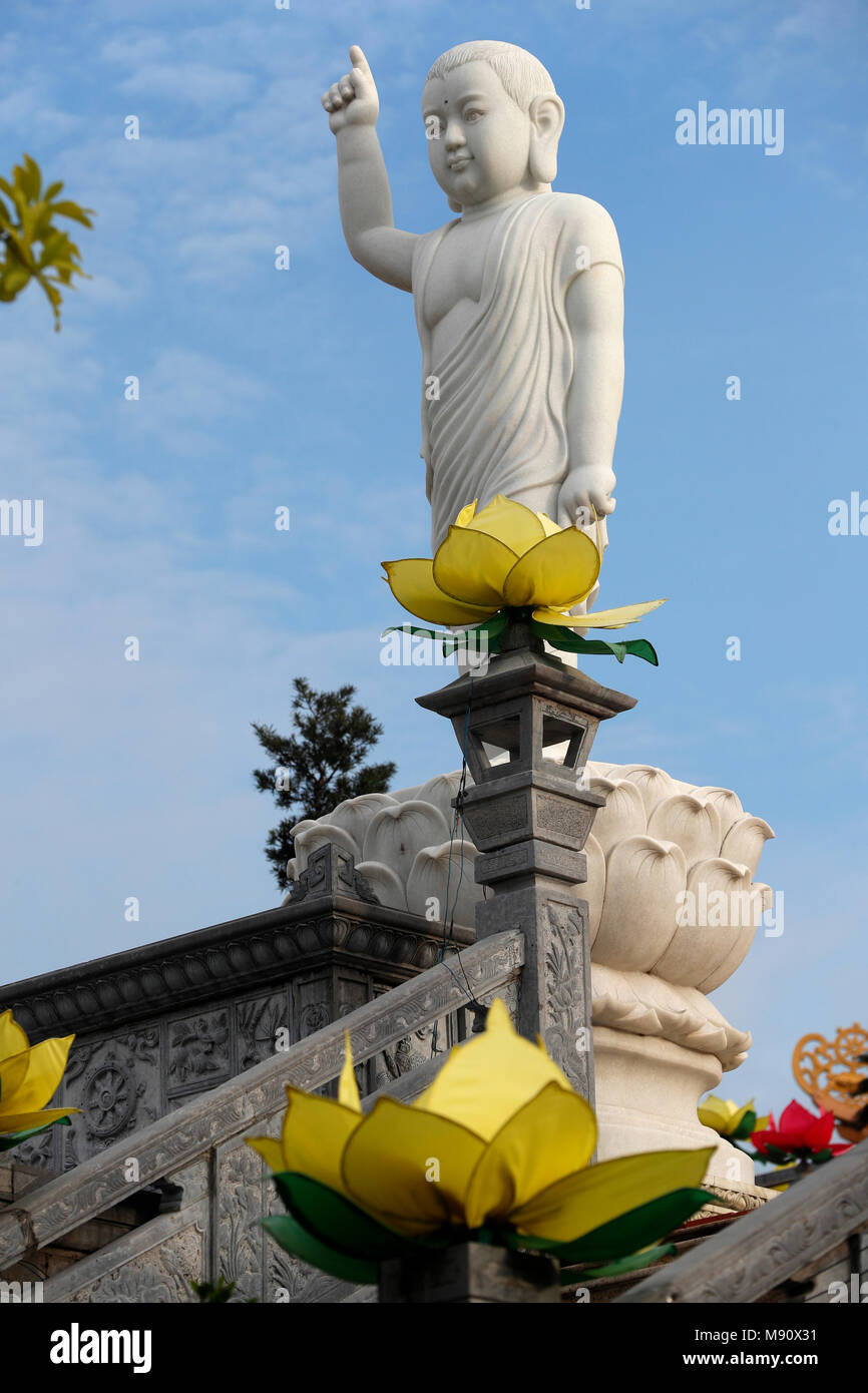 Minh Dang Quang temple bouddhiste. Statue de Bouddha garçon avec des oreilles, chauve et un doigt pointant vers le ciel. Ho Chi Minh Ville. Le Vietnam. Banque D'Images