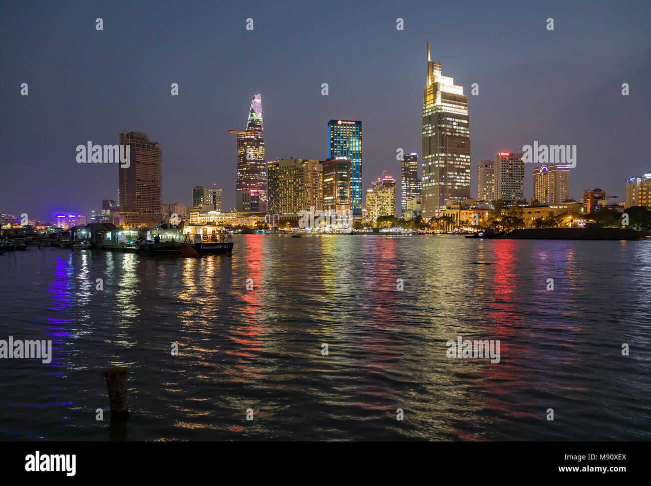 Ho Chi Minh City Vietnam 21 mars 2018 l'ensemble de la rivière Saigon, la ville la nuit. Banque D'Images