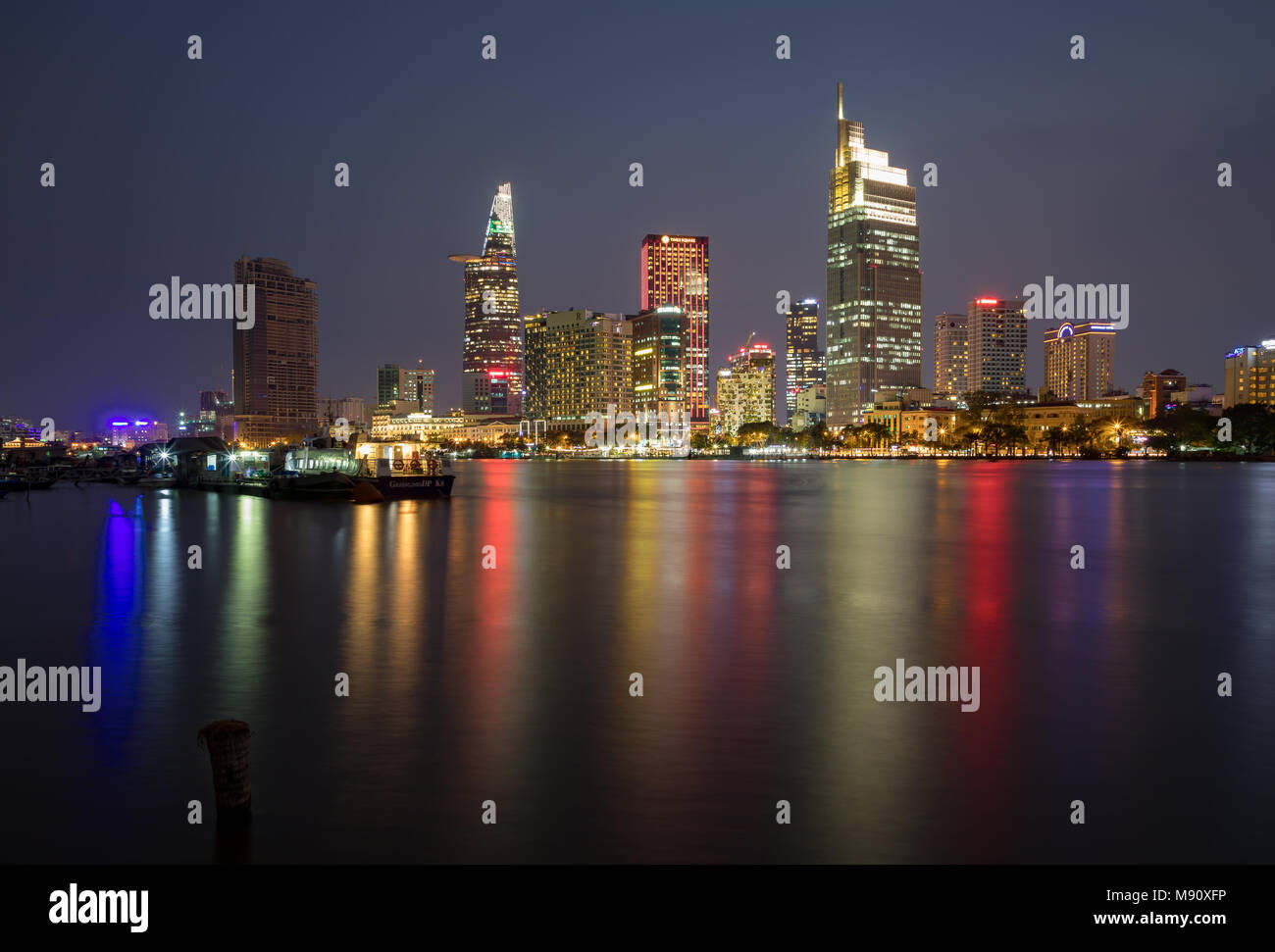 Ho Chi Minh City Vietnam 21 mars 2018 l'ensemble de la rivière Saigon, la ville la nuit. Banque D'Images