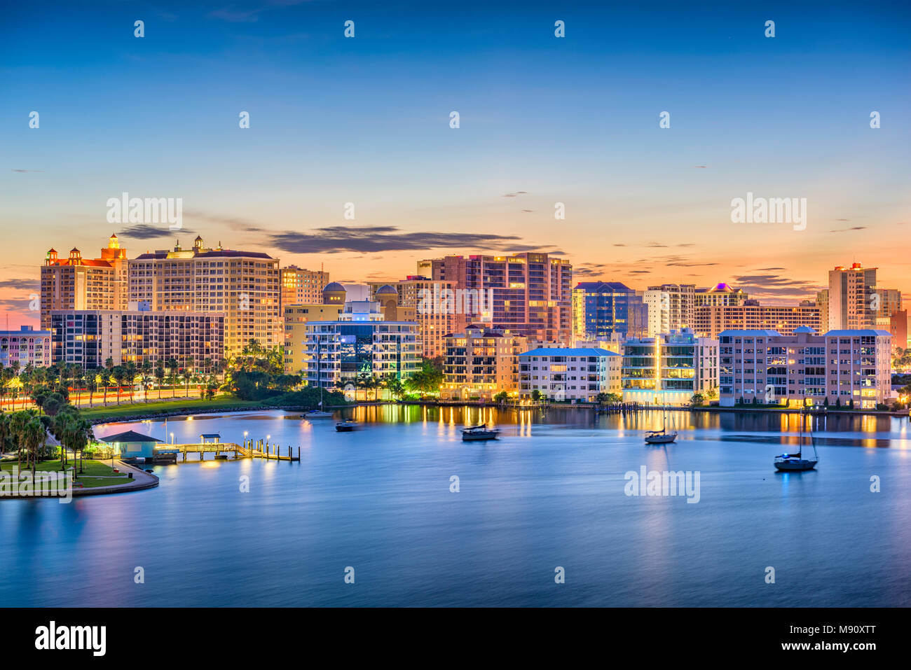 Sarasota, Floride, USA Skyline sur la baie à l'aube. Banque D'Images