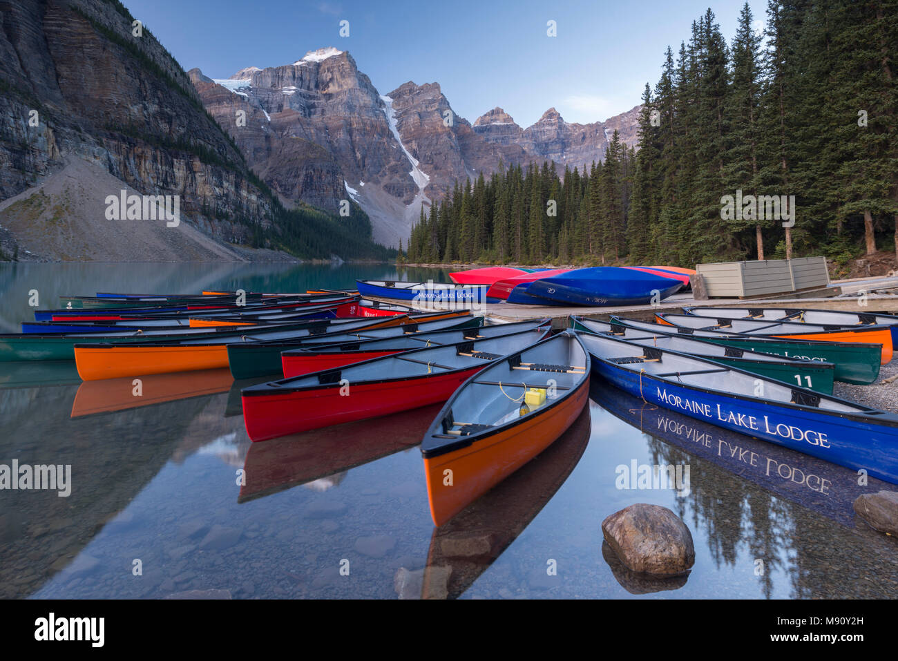 Colouful canoës canadiens sur le lac Moraine, Banff National Park, Alberta, Canada. L'automne (septembre) 2017. Banque D'Images